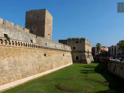 Lasciandoci alle spalle la Cattedrale raggiungiamo ora l�imponente Castello normanno-svevo. Edificato da Ruggero II il Normanno nel 1131, si staglia su una preesistente citt� bizantina della quale sono ancora visibili, nei sotterranei, alcuni resti